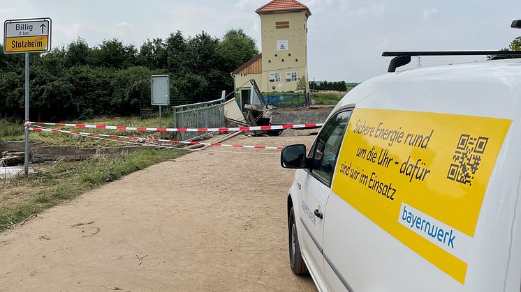 Inzwischen ist die Stromversorgung im Überschwemmungsgebiet fast vollständig wiederhergestellt. Einsatzkräfte des Bayernwerks haben bei der Wiederversorgung geholfen.