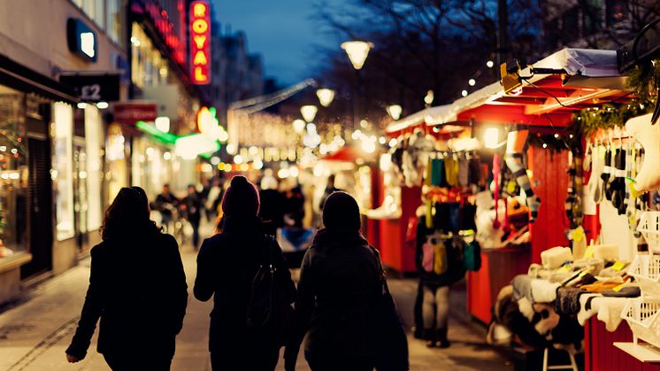Julmarknad i Malmö city. Med marknadsstånd i bakgrunden. Foto Werner Nystrand (c) Malmö stad.