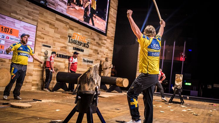 Calle Svadling och Pontus Skye jublar efter vinsten i åttondelsfinalen mot Schweiz. Foto: STIHL Timbersports