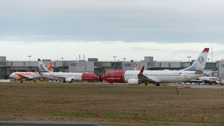 Two 737-800 at Gatwick