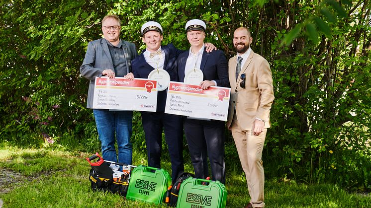 Bygmastipendiaterna vid Strömbackaskolan i Piteå, Simon Sundén och Oscar Petit, tillsammans med Bygmas platschef Peter Wikström och rektor Jonas Wallin.