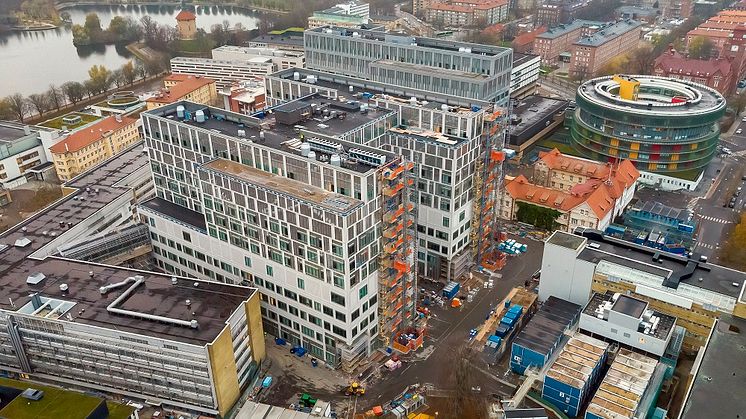 De två byggnaderna är 11 respektive 10 våningar höga och den totala ytan är cirka 110 000 kvadratmeter.