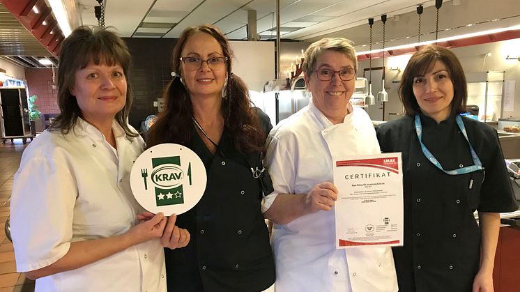 Glada medarbetare i Blekingesjukhusets kök och restaurang i Karlskrona. Från vänster: Camilla Olsson, Florina Kristensson, Monica Pettersson och Midina Blbulyan. Foto: Region Blekinge.