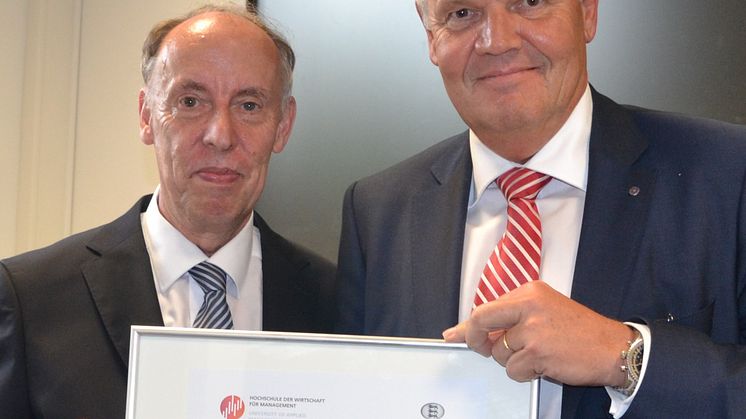 Präsident Prof. Dr. Michael Nagy (li.) überreicht Prof. Dr. Ulrich Zeitel die Berufungsurkunde zum Honorar-Professor an der HdWM. Foto: Franz Motzko
