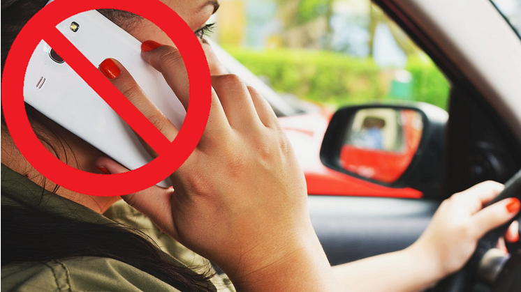 Das Handy am Steuer zu benutzen, kann sehr gefährlich werden. Der Gefahr sind sich zwar viele Fahrer bewusst, dennoch handeln sie nicht danach.