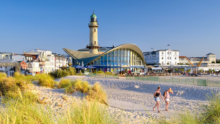Rostock_Leuchtturm_und_Teepott_in_Warnemünde_an_der_Seepromenade.jpg