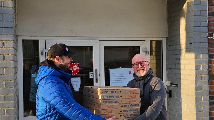 Jon Kaastad tar imot en stabel pizzaer hos Frelsesarmeen på Rodeløkka.