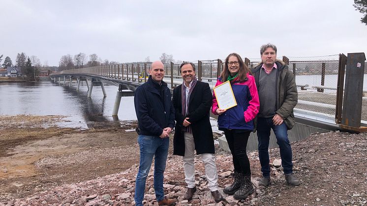 Färjestadsbron får ett hedersomnämnande. På bilden från vänster: Anders Tallgren (S), ordförande, Niklas Wikström (L), 1:e vice ordförande, Carola Bolmstedt (C), 2:e andre vice ordförande och Henrik Sjöberg, stadsarkitekt