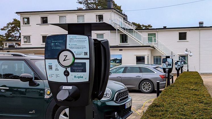 Strand Hotel Fevik var første hotell i kjeden til å installere elbilladere fra Kople. Her er det nå montert 10 destinasjonsladere i nærheten av hovedinngangen.