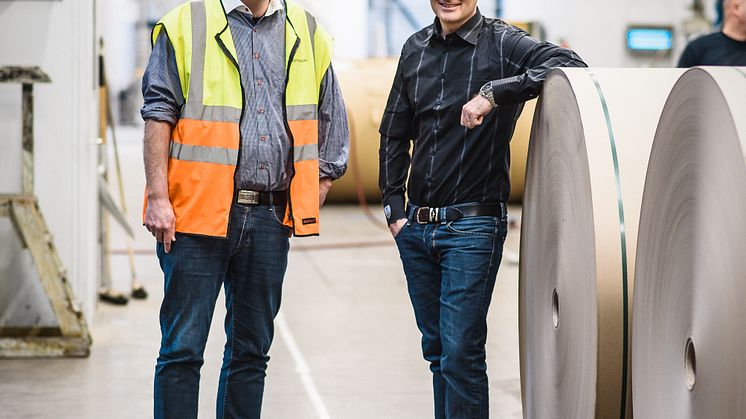 Anders Tålsgård, projektledare Pemco Energi och Robert Stade, fabrikschef Peterson Packaging AB i Norrköping. Fotograf: Crelle