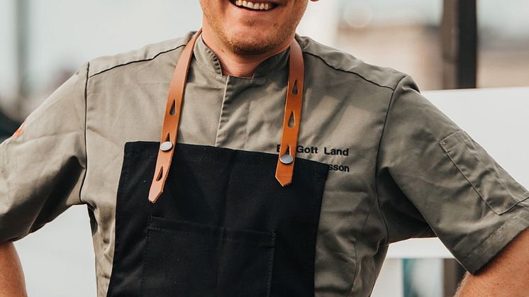 Lördagen den 10 september gästas Campingköket av ingen mindre än Gabriel Jonsson, Sveriges Mästerkock 2019, och numera även en stor profil på sociala medier där tiotusentals personer följer hans matglada upptåg. Förutom sin stora kärlek till mat har 