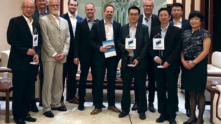 Halmstadsdelegationen tillsammans med bland annat Shi Zhihao, president för China Table Tennis College, nummer sju från vänster.