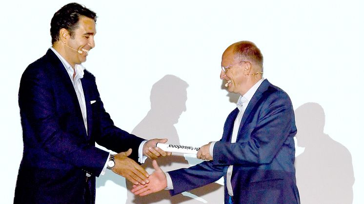 Jörg Wieczorek, Geschäftsführer HERMES ARZNEIMITTEL OTC und Michele Borri, General Manager Europe Consumer Health Care bei Mundipharma, verkünden die gemeinsame Vertriebskooperation für den deutschen Apothekenmarkt.