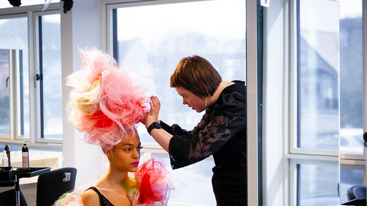 Anne Sofie Hansen er her i gang med de sidste detaljer // Foto: Emma Degn
