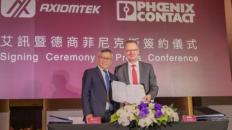 Roland Bent, CTO hos Phoenix Contact og YT Yang, CEO og styreformann i Axiomtek, morselskapet til EtherWan, under underskrivelsen av kontrakten.