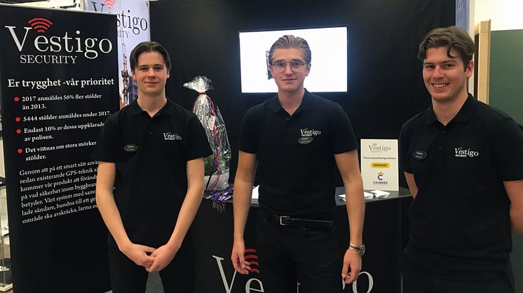 Från vänster: Jonatan Lund, William Strandberg och Victor Stenström på Älvsjö-mässan för ungt företagande.