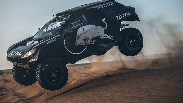 Rallylegenden Sébastian Loeb bag rattet af en endnu mere hidsig udgave af PEUGEOT 2008 DKR16