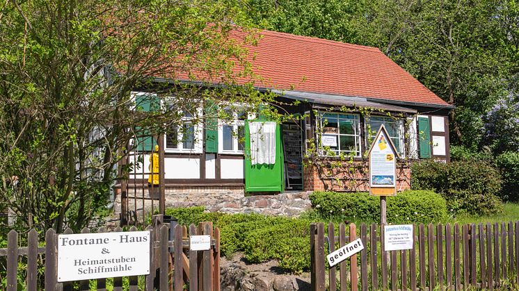 Den Wegweisern des Theodor-Fontane-Radweges folgend kommt man zum Ortsteil Schiffmühle, wo das „Fontanehaus“ steht.  Foto: TMB-Fotoarchiv/Steffen Lehmann. 