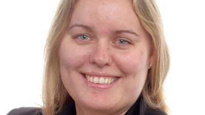 Anette Lundin, doktorand på Högskolan i Skövde, disputerar i hur personal i äldreomsorgen beskriver  sina prioriteringar  i arbetet med äldre. 