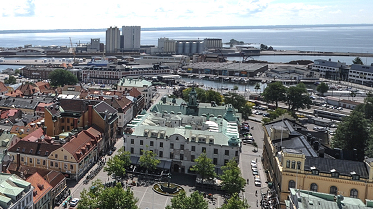 Bild över Larmtorget och Kalmar city, Linnéuniversitetet och hamnen.