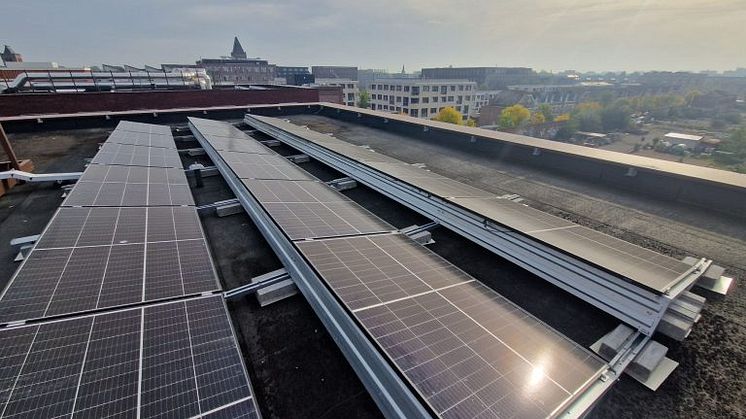 Direkt strömförsörjning till elektrisk utrustning via solceller på byggnadens tak