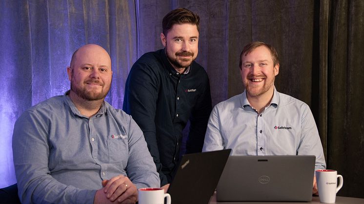 Deltar i webinaret gör Jonas Adiels och Anton Grönvall, behöriga ingenjörer inom kamerabevakning, och Victor Muszynski, moderator.
