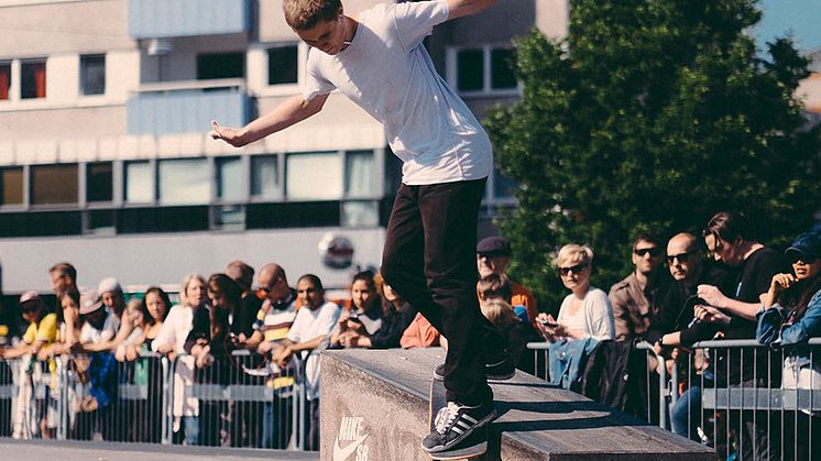 Skateboardåkning bidrar till utvecklingen av Värnhemstorget och Konsthallstorget som aktiva mötesplatser. 