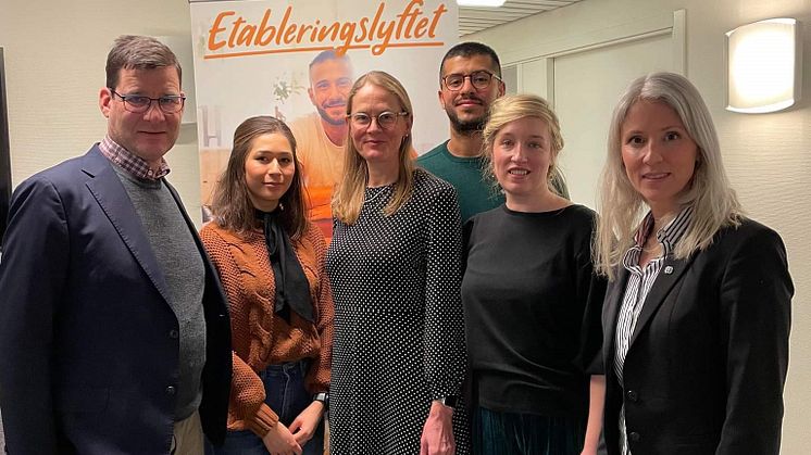 Jonas Riedel (C), kommunalråd och t.h. Anna Juhlin (C), ordf Kompetens- o arbetsmarknadsnämnden, Sanaz Mirzajee, coach/språkstödjare, Annika Nordgren, projektledare, Danilo Espinoza, delprojektledare, Joanna Olin, utb.samordnare. Foto: Hanna Taxén.