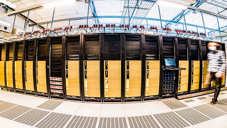 På superdatorer, ex Berzelius vid LiU, simulerar forskare hur atomer i olika material beter sig. Data ifrån sådana simulationer görs tillgänglig över hela världen via standarden OPTIMADE för att träna framtidens AI-modeller för materialforskning. 