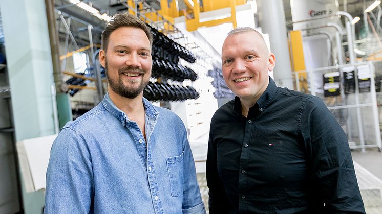 Fredrik Gillberg, produktionschef för anläggningen Industripulver i Anderstorp och Henrik Dyberg, Proton Finishings operativa chef, framför pulverlacklinan som genomgått en fullständig förvandling.