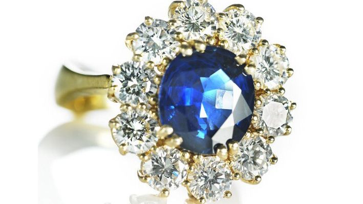 Willy Jagert: Unik rosetring med en safir og talrige diamanter. Vurdering: 40.000 kr.