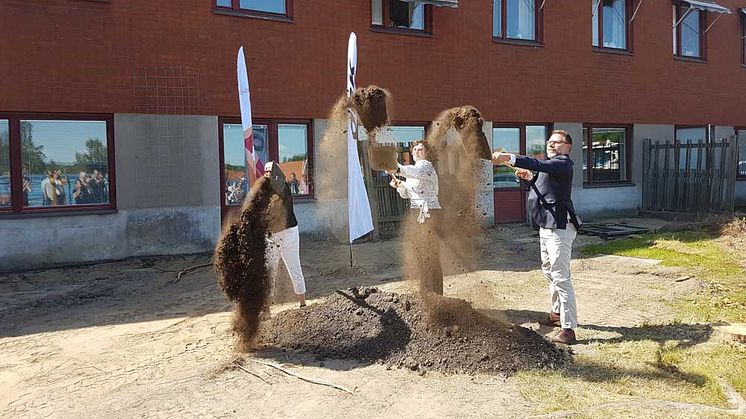 Rose-Marie Frebran, styrelseordförande Länsgården Fastigheter AB; Katarina Hansson, kommunstyrelsens ordförande, Kumla kommun; och Andreas Svahn, regionstyrelsens ordförande Region Örebro län.