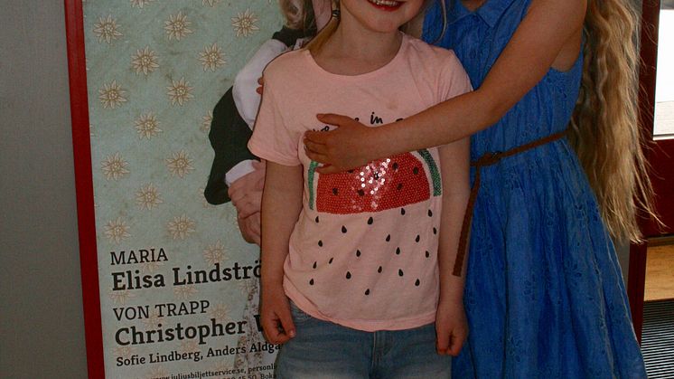 De yngsta härmar huvudrollerna