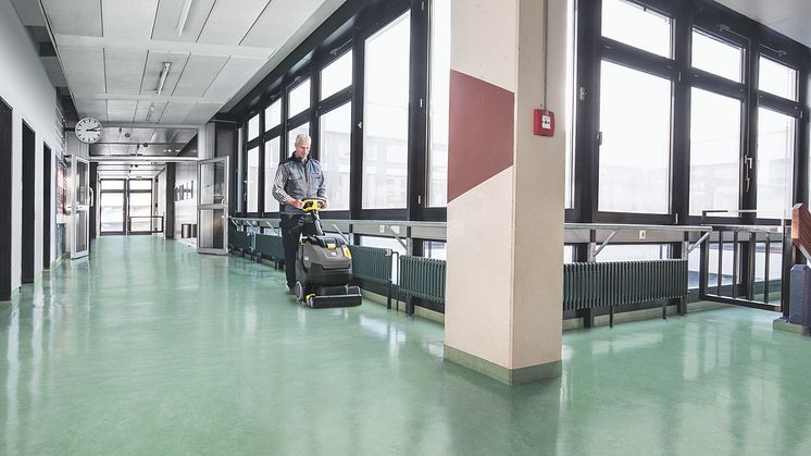 Kärcher utökar sitt utbud av självgående skurmaskiner med ytterligare en modell som är utrustad med det innovativa styrkonceptet KART: borsthuvudet på BR 45/22 C kontrolleras direkt med hjälp av en ratt.