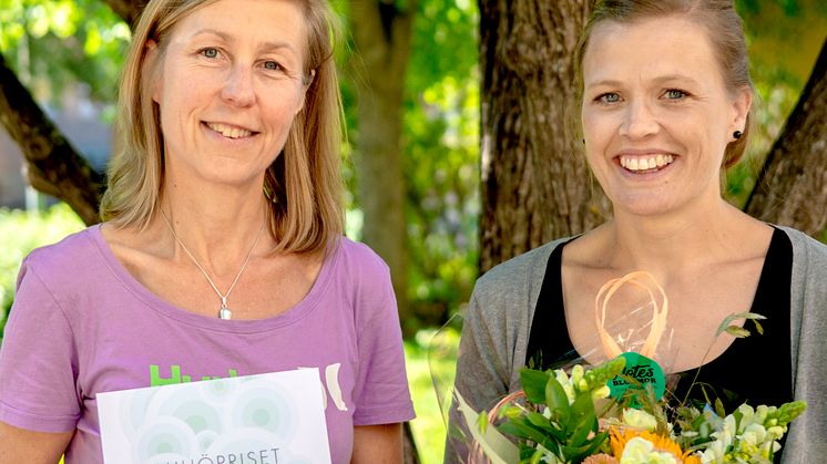Barbro Hedin Skogman och Terese Nilsson tog å CKF:s miljögrupps vägnar emot priset i regionfullmäktige.