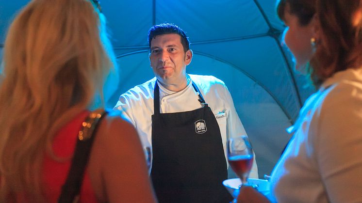 Sternekoch Marcello Fabbri verwöhnt die Gäste mit köstlichen Kleinigkeiten auf Sterneniveau