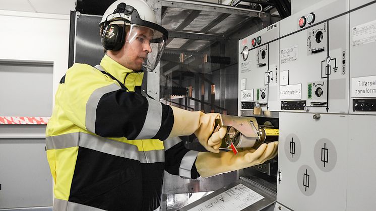 Instruktør Bjørn André kurser sjøfolk i høyspenningslab i Tønsberg og Trondheim. Foto: Trainor AS