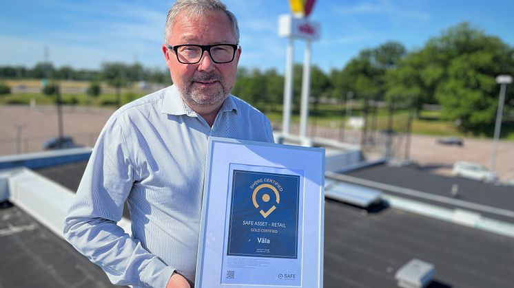 Fredrik Arvidsson, teknisk chef på Väla, med diplomet som visar att Väla håller en hög internationell standard vad gäller säkerhet, trygghet och tillgänglighet.