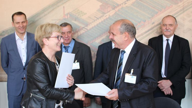 Prof. Dr. Ulrike Tippe und Prof. Dr. Mihály Réger besiegeln per Händedruck die neue Vereinbarung.