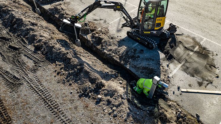 Volvo ECR25 Electric i arbete med att anlägga laddstolpar