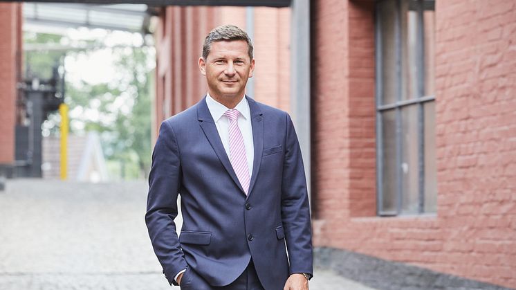 Markus Schell, persönlich haftender geschäftsführender Gesellschafter von BPW, moderiert und referiert bei der Handelsblatt Jahrestagung Nutzfahrzeuge 2022"