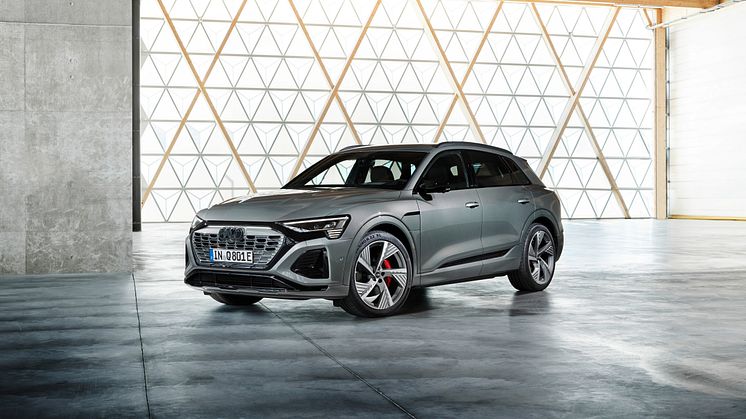 Audi Q8 e-tron (Chronosgrå)