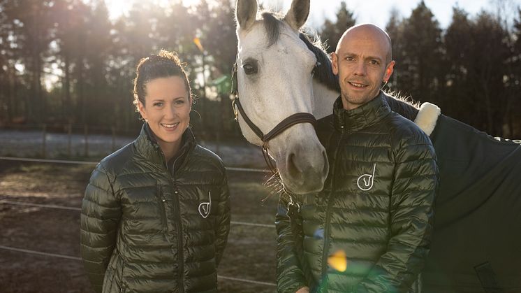Unghästverkstaden, som drivs av Björn Svensson och Frida Seger, blir kunskapsambassadörer för Dunstan.