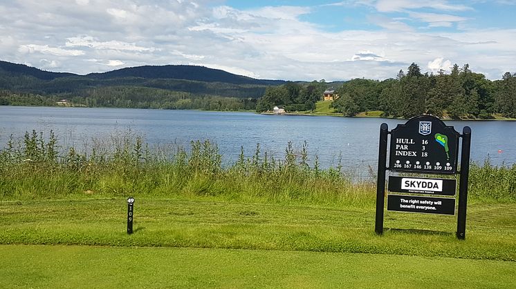 VIKTIG BESKJED: Skyddas budskap om at alle tjener på riktig sikkerthet er godt synlig på golfbanen ved Bogstadvannet.