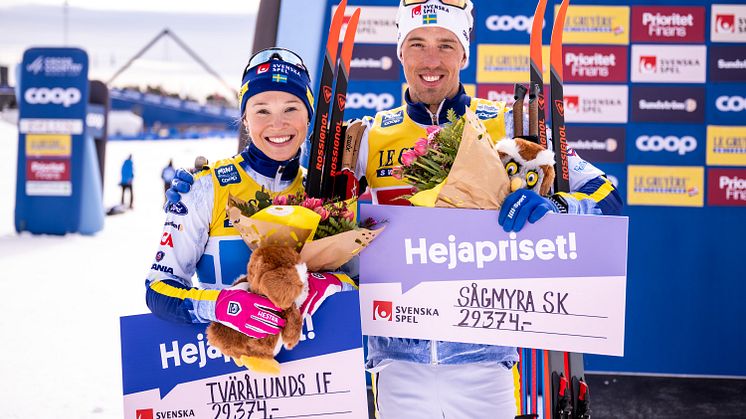 Jonna Sundling och Calle Halfvarsson fick ta emot Svenska Spels Hejapriset! i Falun