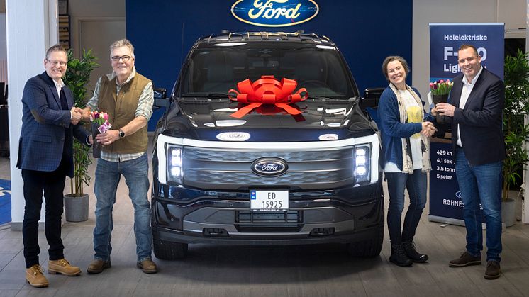 Storfornøyd: Her får Dag Ødegaard og kona Angela Taliaferro overrakt sin F-150 Lightning fra administrerende direktør i Ford Motor Norge, Per Gunnar Berg (til venstre) og administrerende direktør i RøhneSelmer, Kjetil Hagestande (til høyre.)