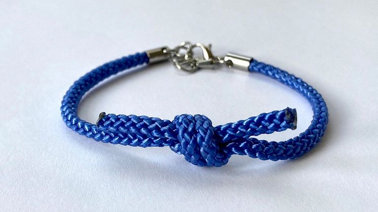 Blå Knuten-armbandet finns att köpa i Barndiabetesfondens webbshop.
