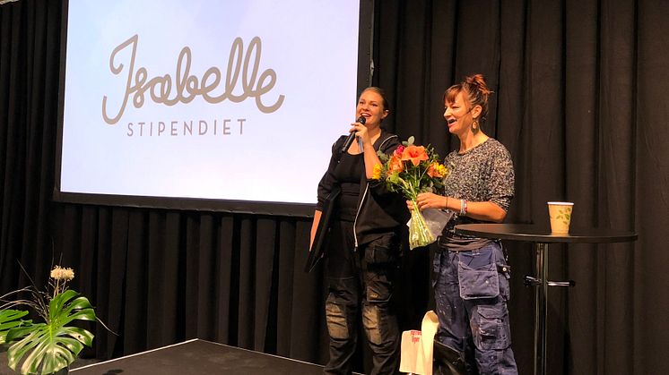 Mathilda Klinger Danielsson blev årets vinnare av Isabellestipendiet. Här tar hon emot priset på scen av initiativtagaren Isabelle McAllister (t.h.). 