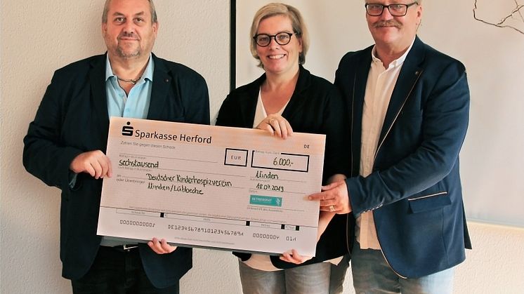 Freuen sich über Unterstützung von Belegschaft und Unternehmensleitung für den Ambulanten Kinder- und Jugendhospizdienst Minden-Lübbecke (v. l.): Roland Bartelheimer, Betriebsrat WWE; Daniela Stieglitz, AKHD Minden-Lübbecke und Friedel Gebauer, WWE.