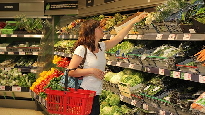 Konsument i matbutik. Fotograf: Anna Lehrman, SLU